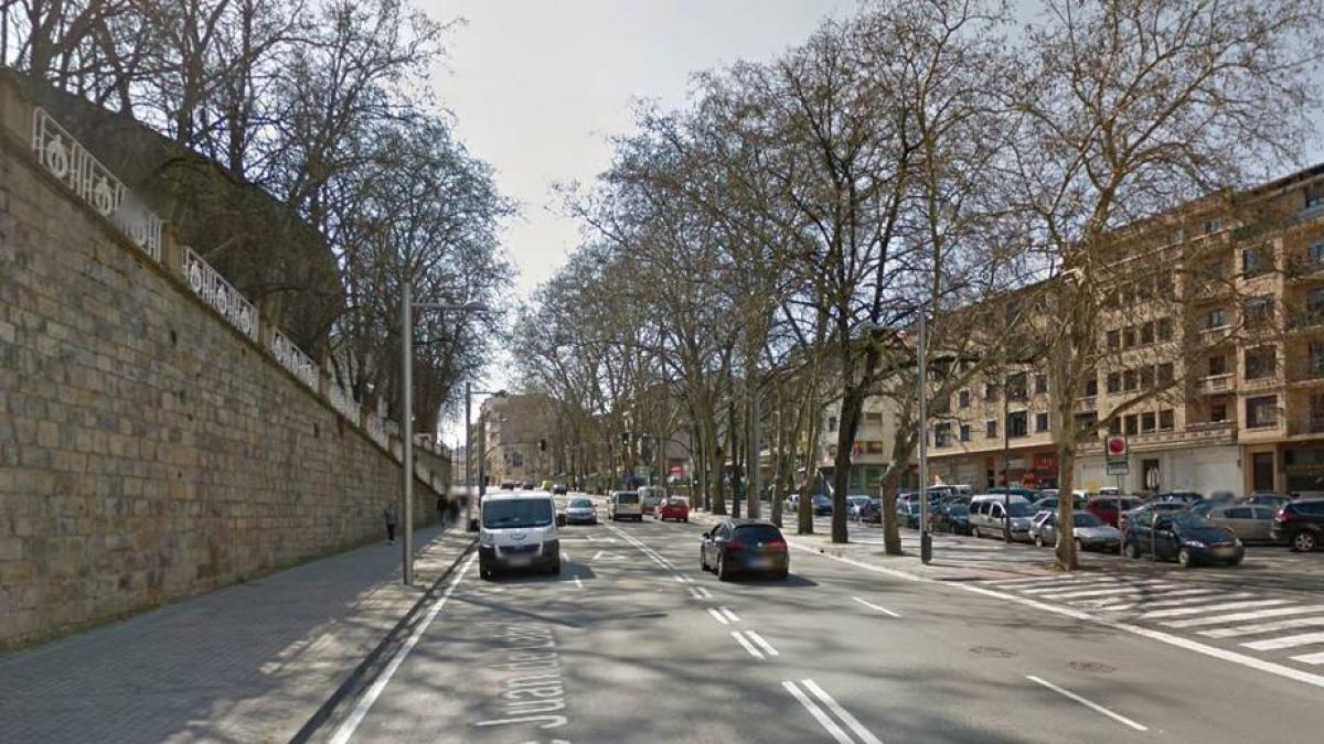 <![CDATA[Trasladado con una herida en la cabeza el conductor de un patinete tras colisionar con una bici junto a la Plaza de Toros]]>