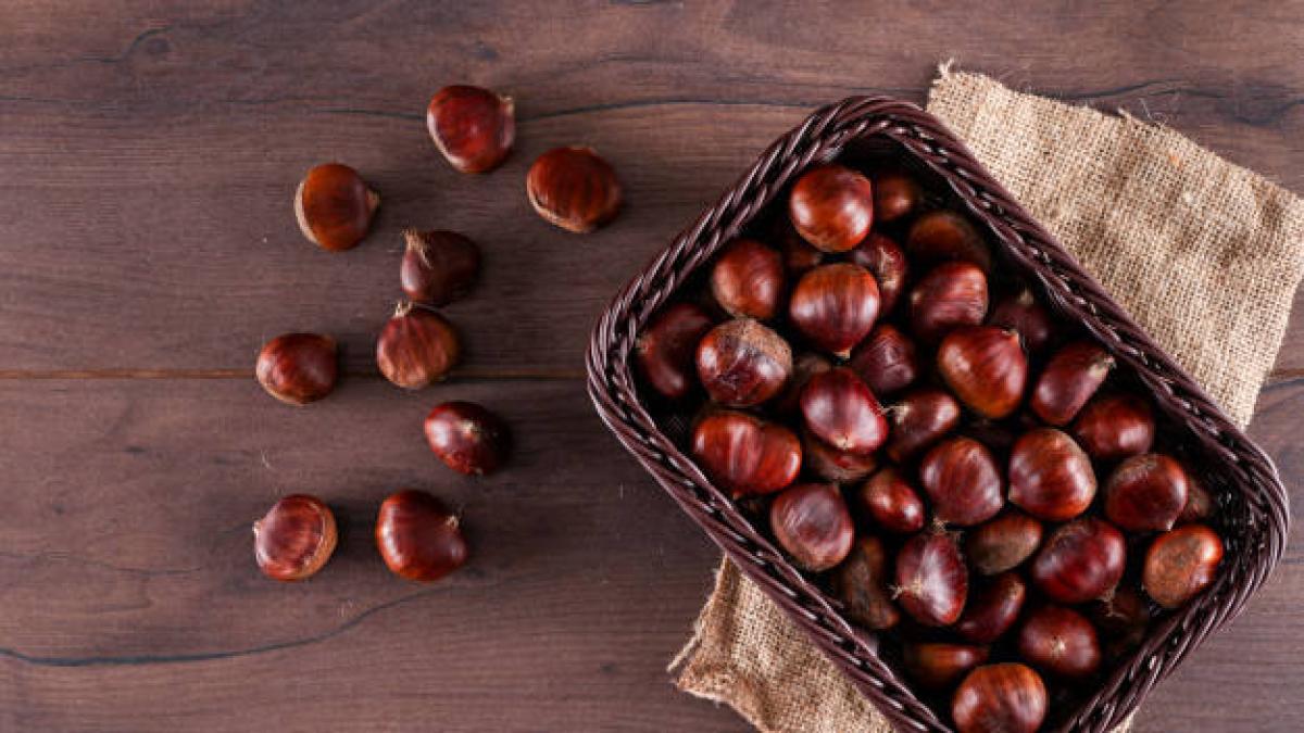 <![CDATA[El truco para que la cáscara de las castañas se desprenda más fácilmente al asarlas en casa]]>