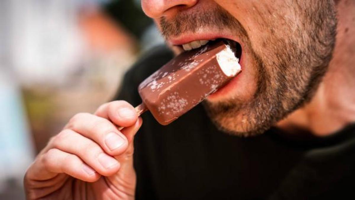 <![CDATA[La OCU alerta: la mayoría de los helados bombón del supermercado son ultraprocesados y de baja calidad]]>