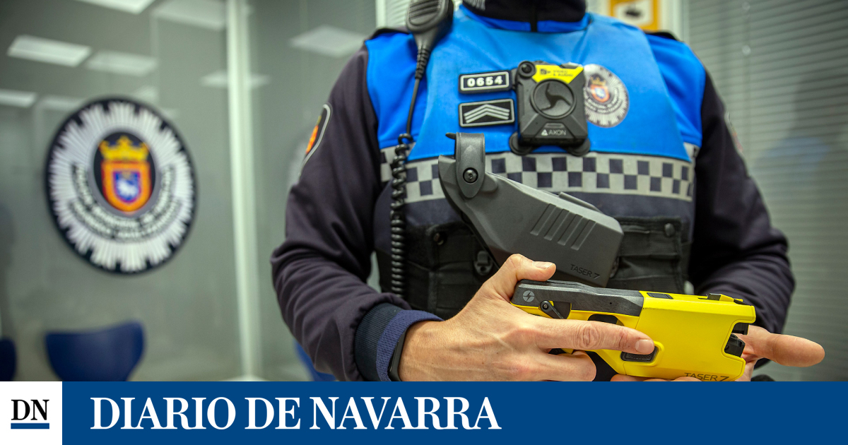 Así son las pistolas eléctricas táser con las que ya patrulla la Policía  Municipal de Pamplona