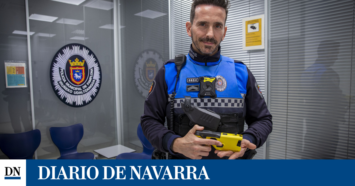 La Policía Municipal patrulla desde hoy Pamplona con pistolas táser