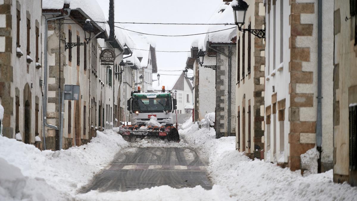 <![CDATA[Movilizados 46 quitanieves ante la previsión de nevadas en cotas bajas durante el fin de semana]]>
