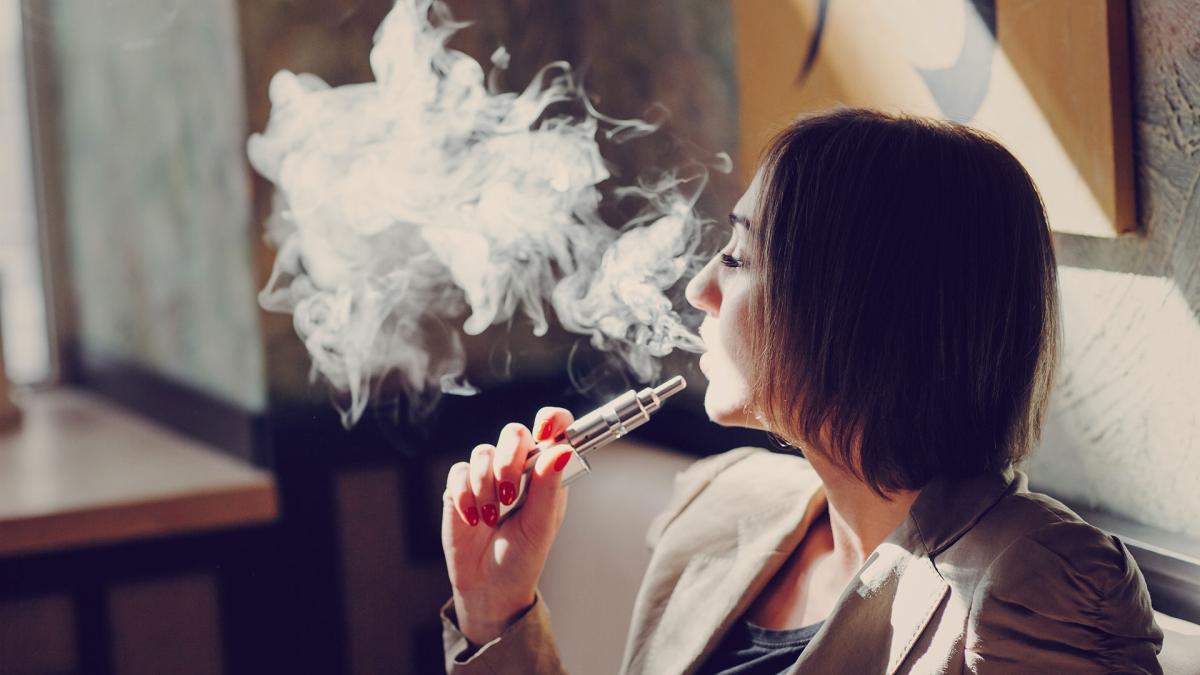 <![CDATA[Un estudio apunta a que los cigarrillos electrónicos con nicotina reducen la exposición a sustancias nocivas a los fumadores]]>