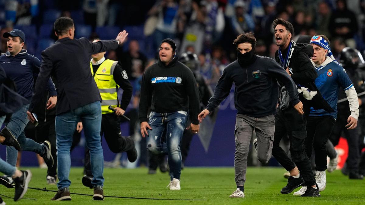 LaLiga estudia las imágenes de la invasión de campo en el RCDE Stadium ...