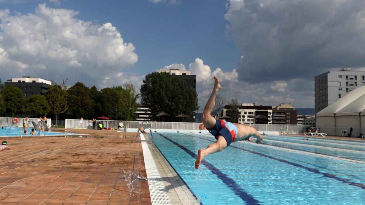 <![CDATA[Los clubes privados de Pamplona comienzan a abrir sus piscinas: estas son las fechas de apertura]]>