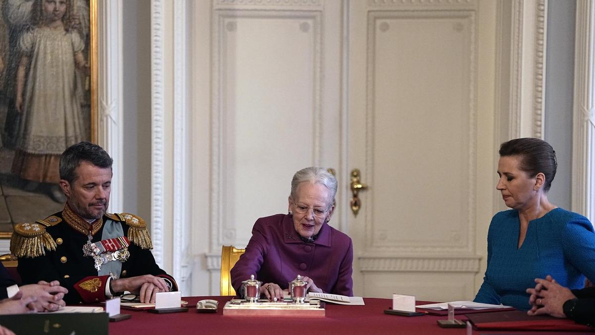 <![CDATA[La reina Margarita de Dinamarca, hospitalizada por una angina de pecho]]>