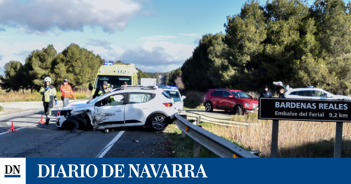 Fotos Del Choque Frontal Entre Dos Coches En La N-121 En Bardenas