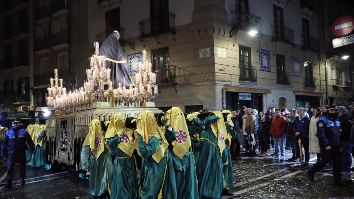 <![CDATA[La procesión de Viernes Santo en Pamplona, en directo: El buen tiempo permite que los pasos vuelvan a la calle dos años después]]>