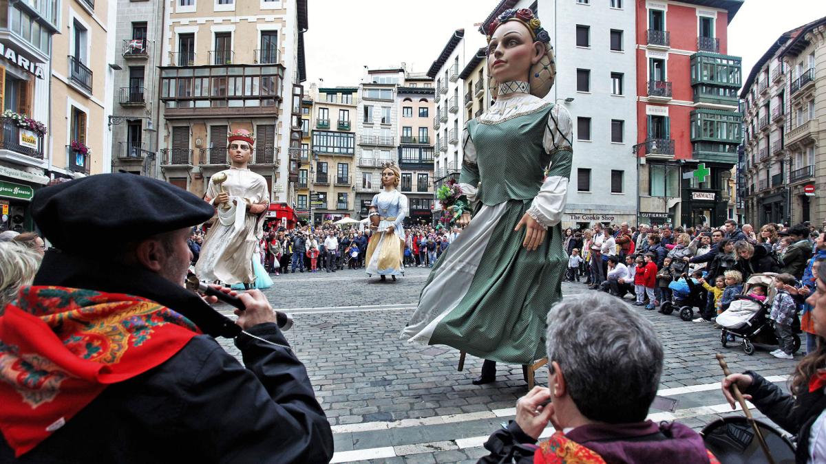 <![CDATA[Planes con niños en Pamplona para este fin de semana: gigantes, taller de lettering, risoterapia...]]>