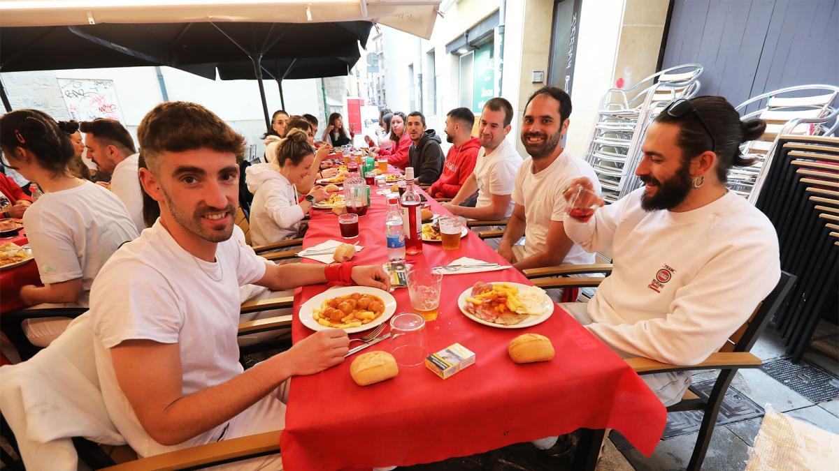 San Fermín 2024: El almuerzo, antesala de Sanfermines