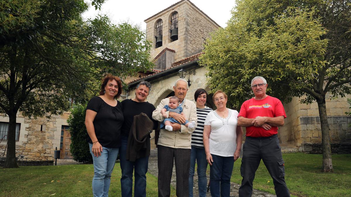 Los vecinos de Orrio mantienen vivo un reloj de torre de 244 años
