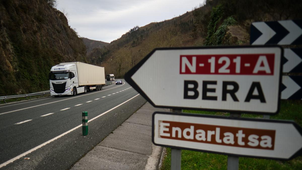 <![CDATA[Atascos de más de un kilómetro en la N-121-A por obras en las rotondas de Behobia]]>