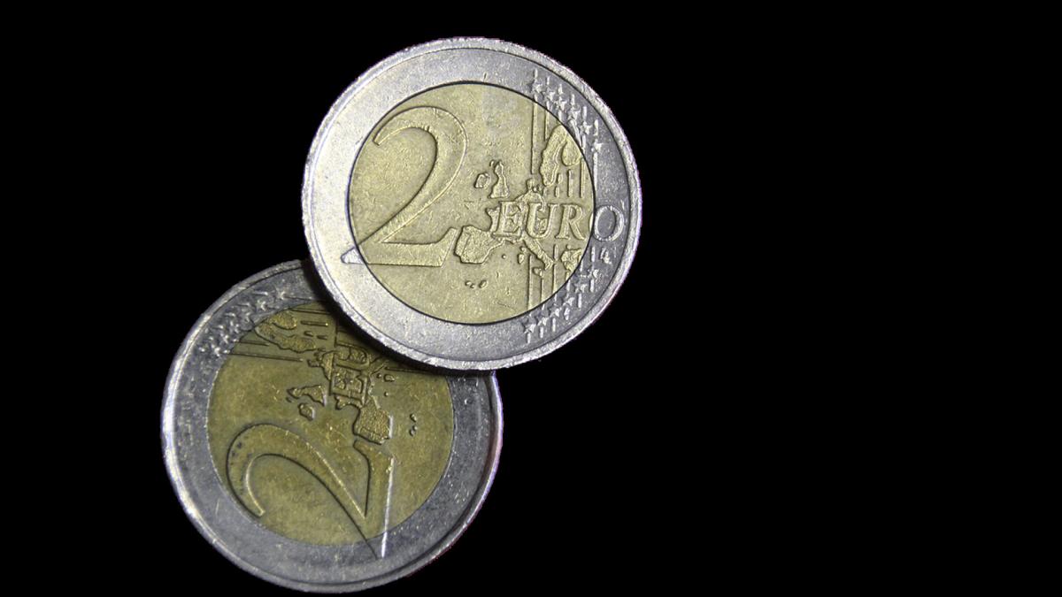 <![CDATA[Así es la moneda de 2 euros que se vende por 2.000 euros]]>