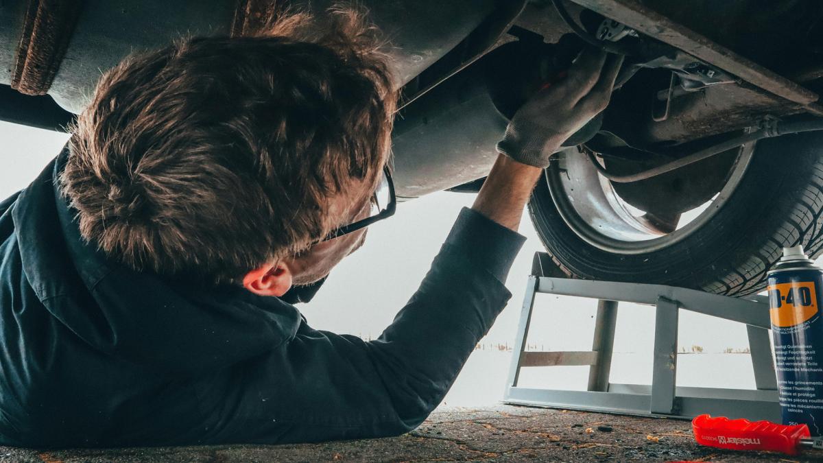 <![CDATA[La OCU alerta de diferencias de hasta 330 euros al año en la revisión del coche según la marca]]>