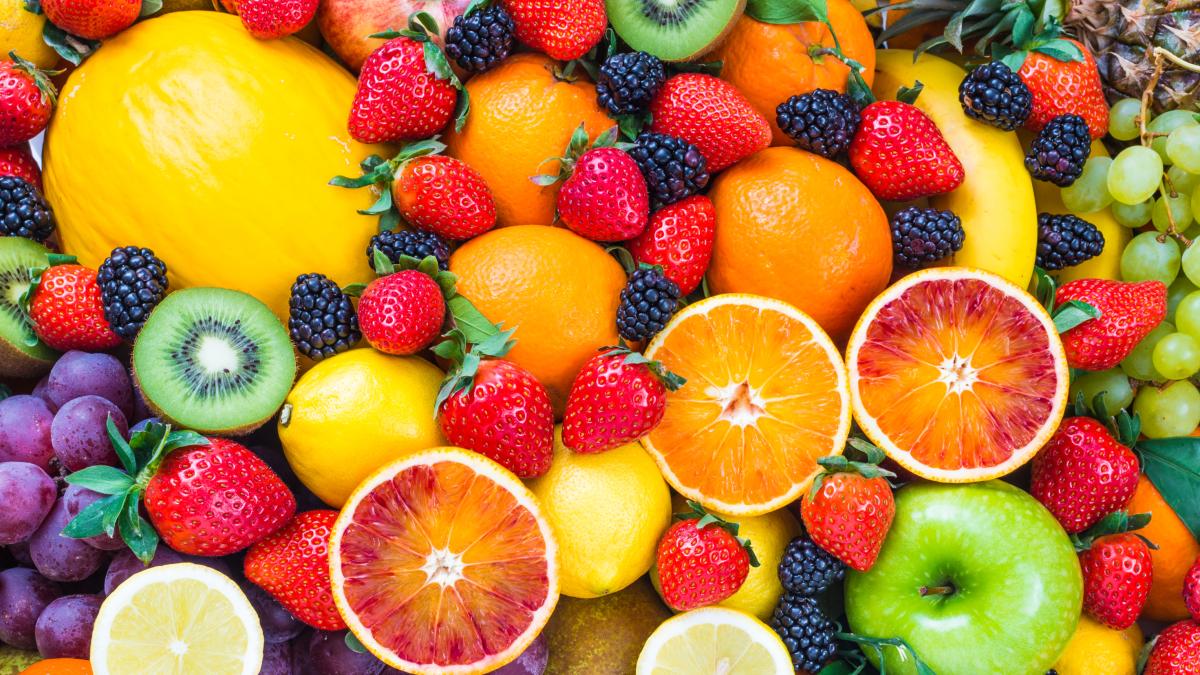 <![CDATA[Comer fruta por la noche, el exceso de azúcar o los zumos: los mitos que debes olvidar sobre este alimento]]>