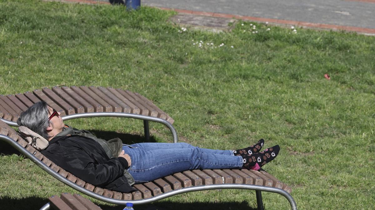 <![CDATA[Pasamos demasiado tiempo sin luz natural: los 7 efectos del sol que están cambiando tu salud]]>