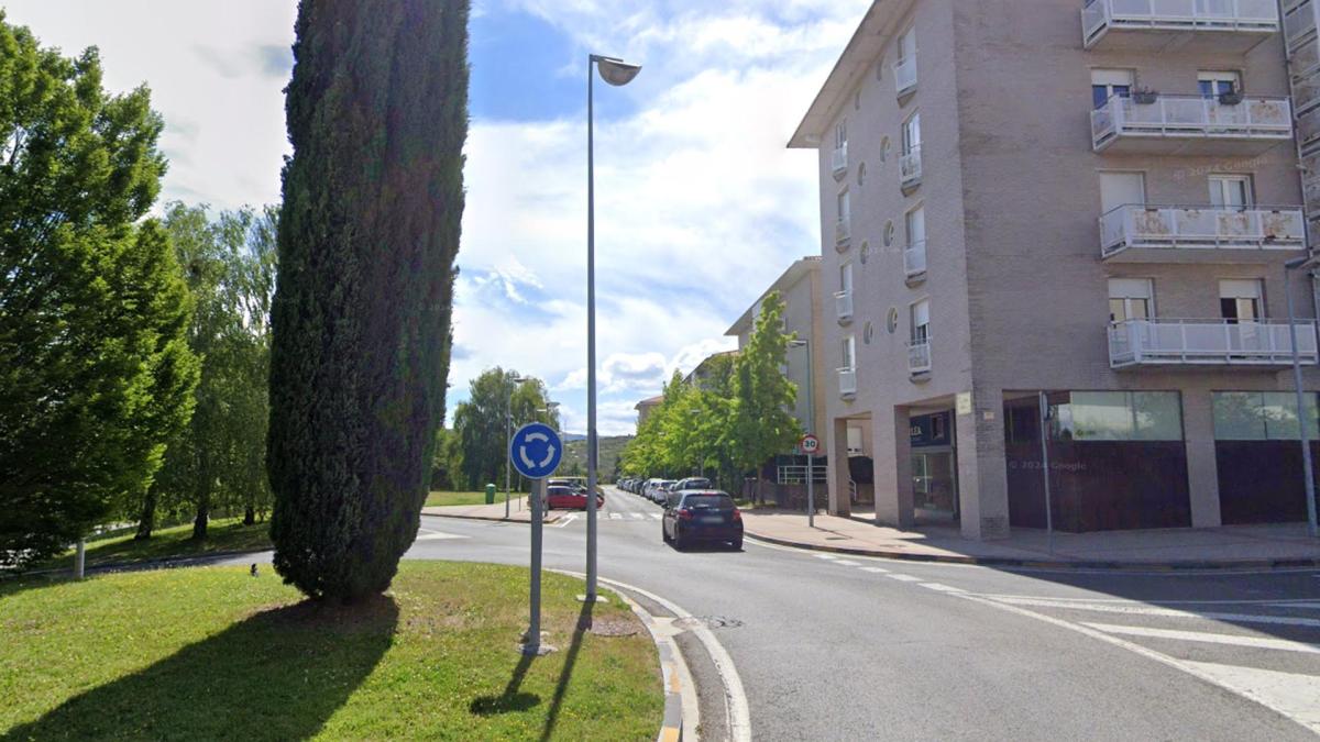<![CDATA[Atropellado en Pamplona un joven de 28 años por un coche que ha tirado dos farolas]]>