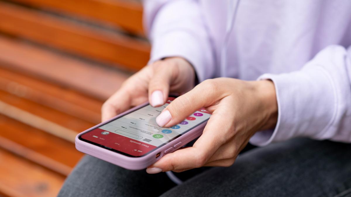 <![CDATA[El uso de las redes sociales es tan perjudicial como el tabaco, según médicos del Reino Unido]]>
