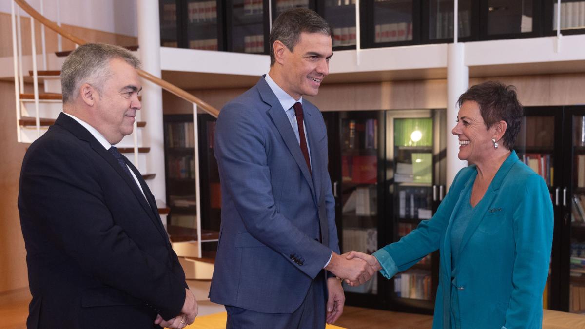 <![CDATA["Basta ver quién le sujeta la silla a Sánchez, y quiénes siguen clamando memoria, justicia y verdad"]]>