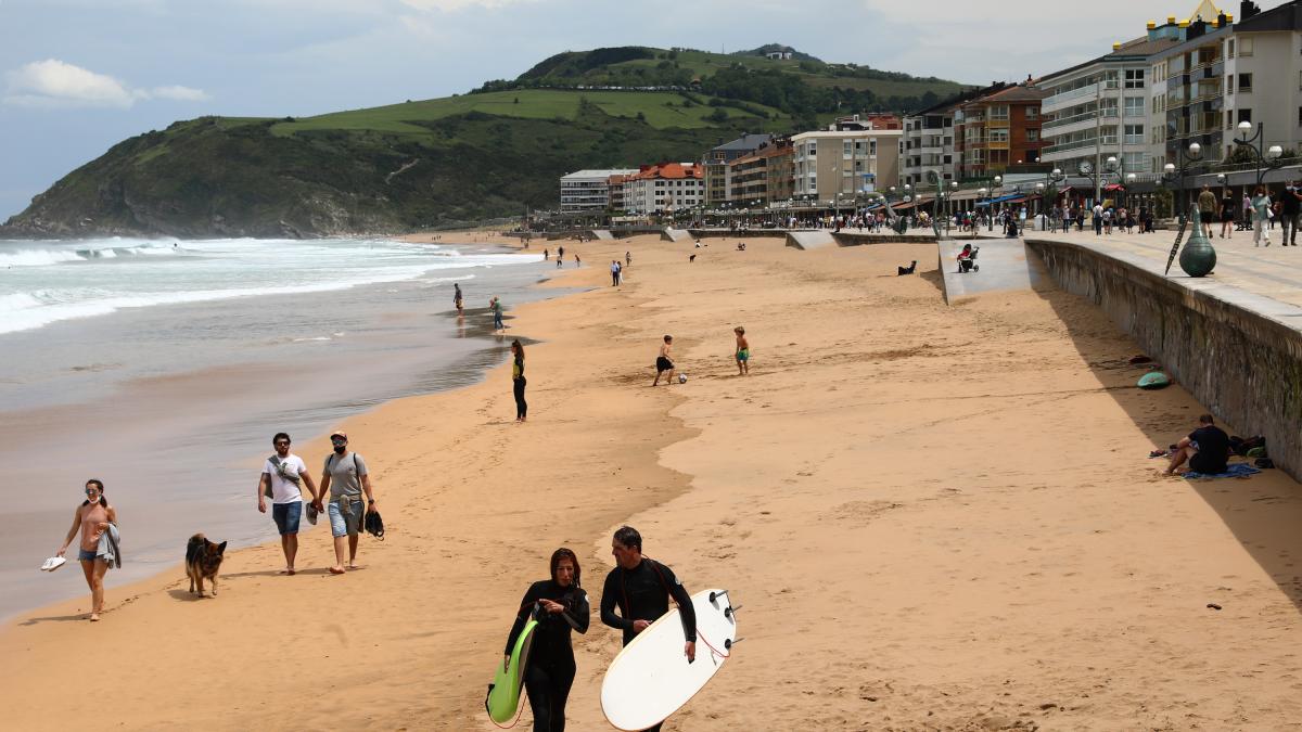 <![CDATA[Los surfistas, salvavidas improvisados en las playas de Gipuzkoa ante la ausencia de socorristas]]>