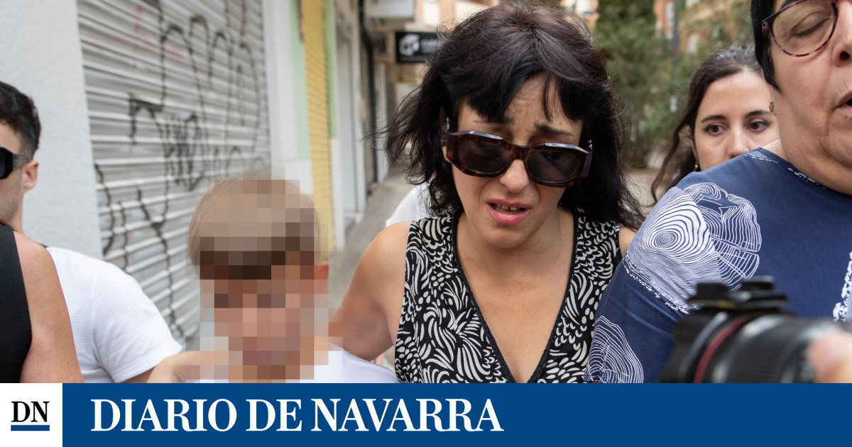 El hijo menor de Juana Rivas vuelve con su padre a Italia en cumplimiento de una orden judicial