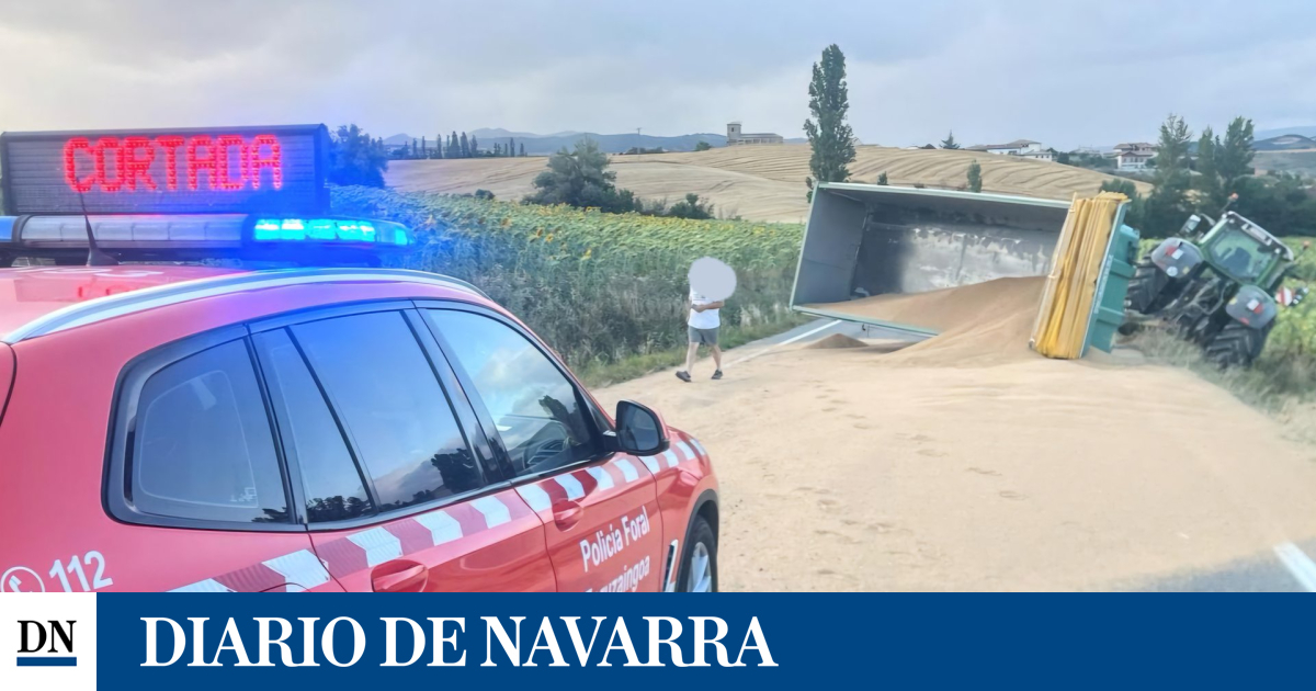 El vuelco de un tractor con cereal provoca el corte de la carretera en Urroz Villa