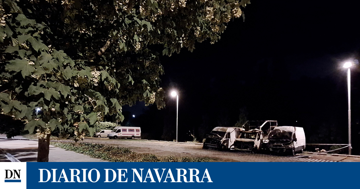 Investigan un fuego que ha calcinado dos furgonetas de reparto y un camión pequeño en Azpilagaña