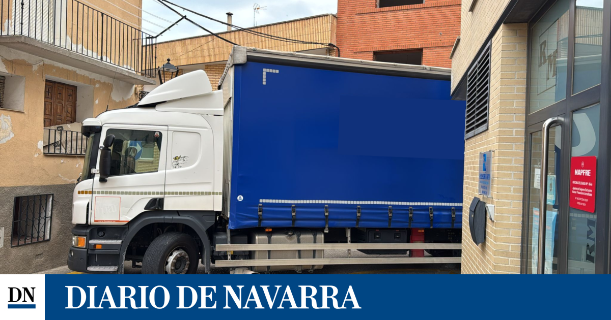 Un camión se queda atascado en una calle de Fitero y causa daños en una fachada