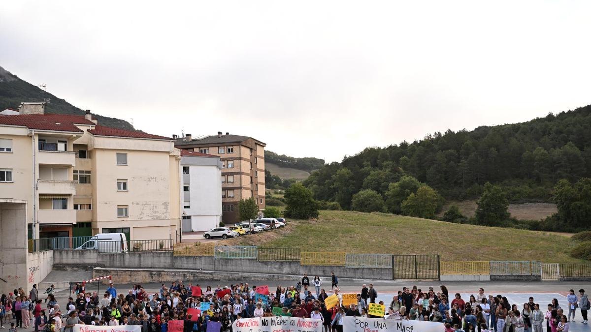 concentraci-n-de-profesores-alumnos-y-familias-del-colegio-de-irurtzun