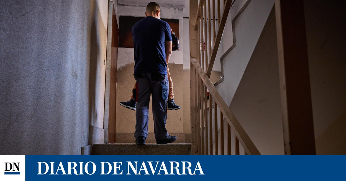 El calvario diario de una familia para subir a su piso en Villava: "Duele porque todo el mundo sabe que estamos así"