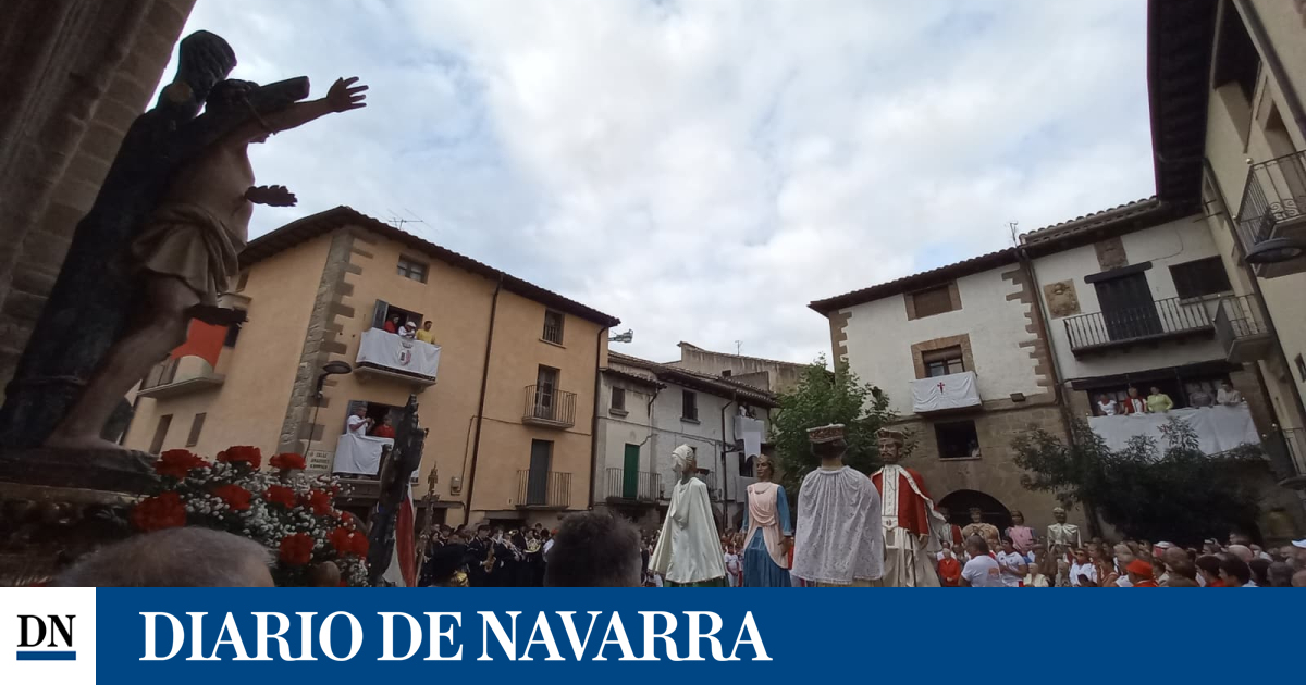 Vídeo de los gigantes, la banda y los gaiteros de Sangüesa interpretando la 'Jota Vieja' ante el patrón San Sebastián