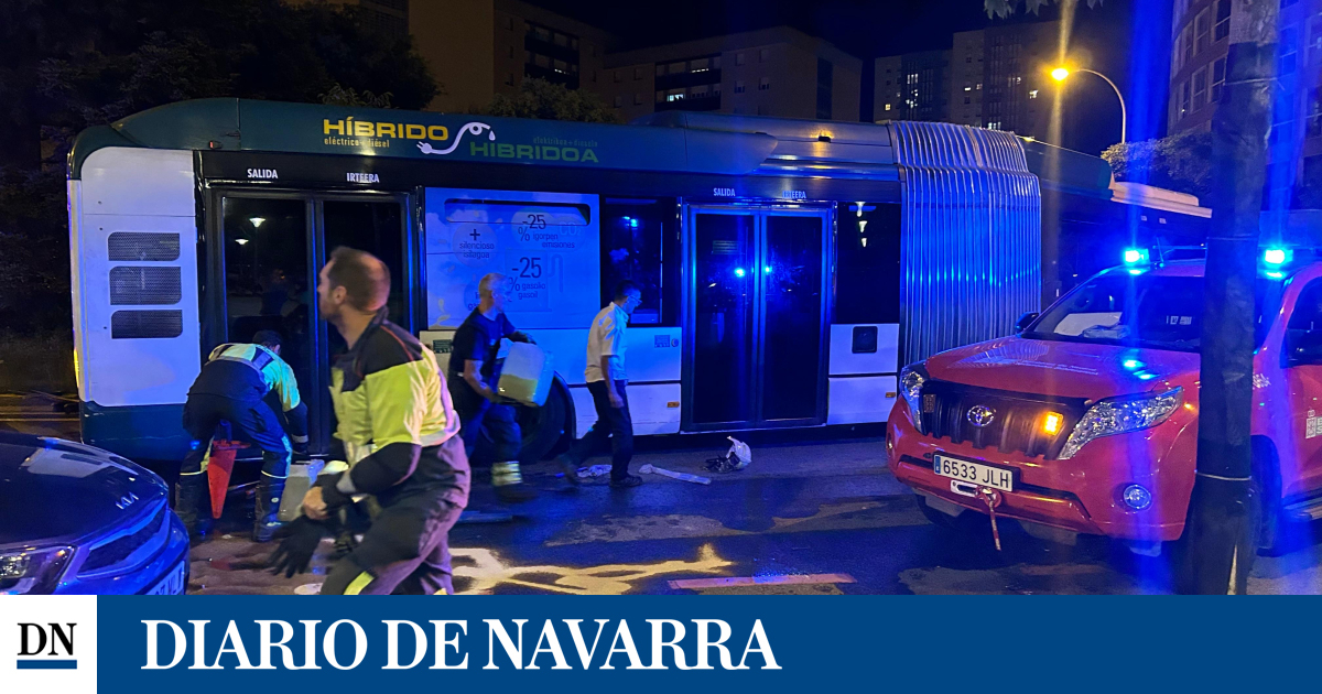 Una villavesa sufre una avería en el depósito y derrama gran cantidad de gasoil en Barañáin