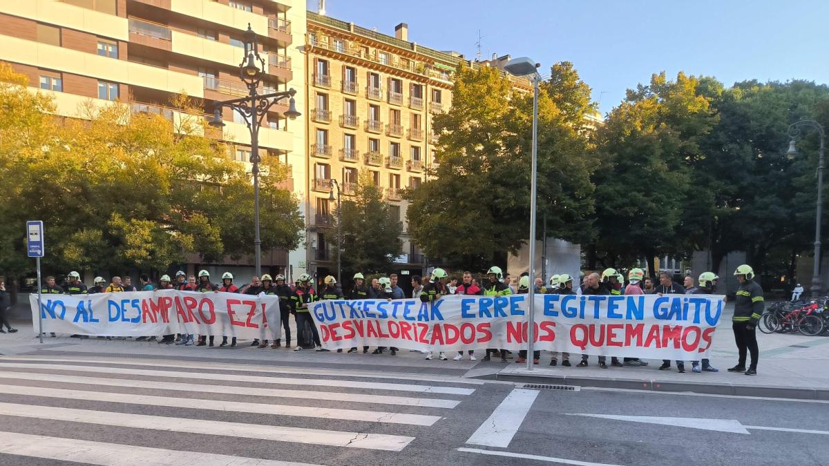<![CDATA[Los Bomberos de Navarra se concentran para exigir el cumplimiento de los acuerdos de 2022-2023]]>