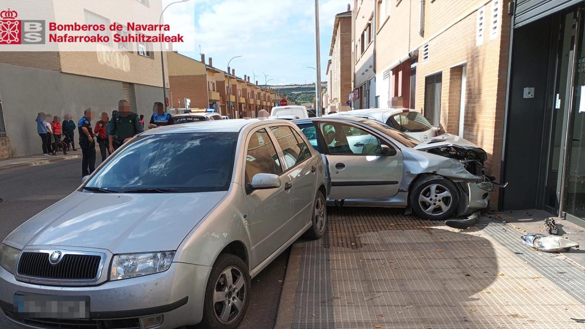 Herida tras chocar contra un muro y dos vehículos estacionados en Peralta