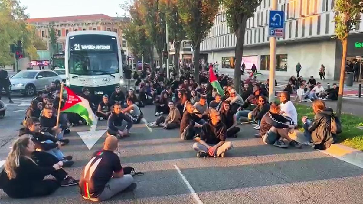 Vídeo con la sentada durante las protestas en solidaridad con Palestina