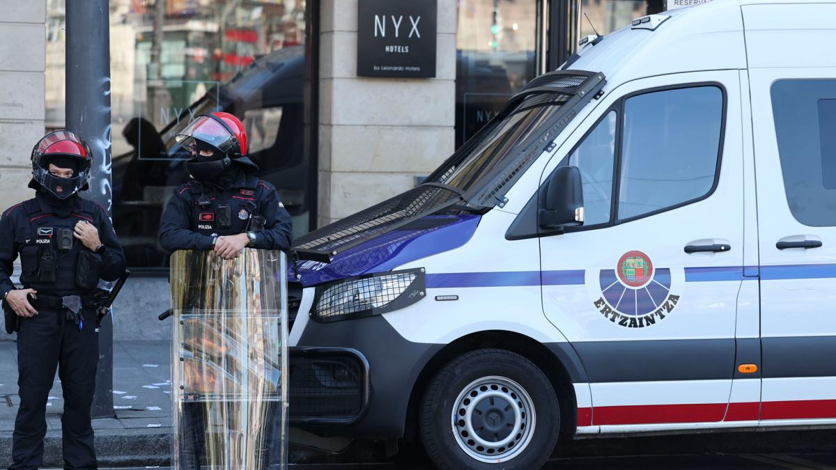 <![CDATA[Herida una persona en un incendio, presuntamente provocado, en unos pabellones okupados en San Sebastián]]>