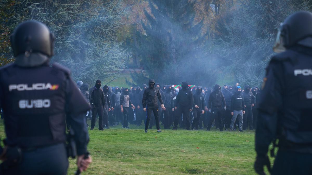 <![CDATA[Una horda de energúmenos proetarras "para frenar el fascismo"]]>