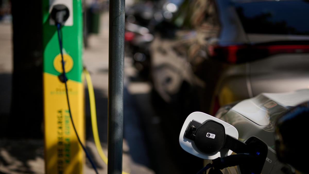 <![CDATA[Si los coches eléctricos son tan eficientes, ¿por qué hacen tan pocos kilómetros del tirón?]]>