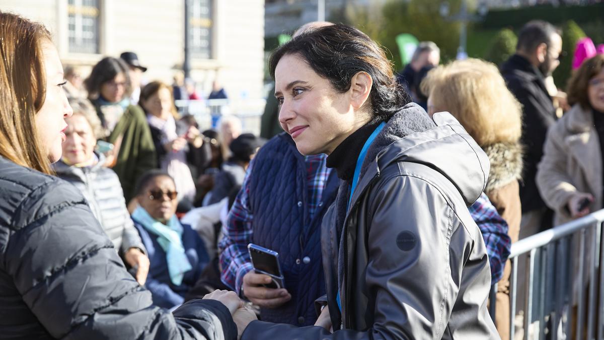 <![CDATA[Ayuso abandona en ambulancia la misa de la Almudena]]>