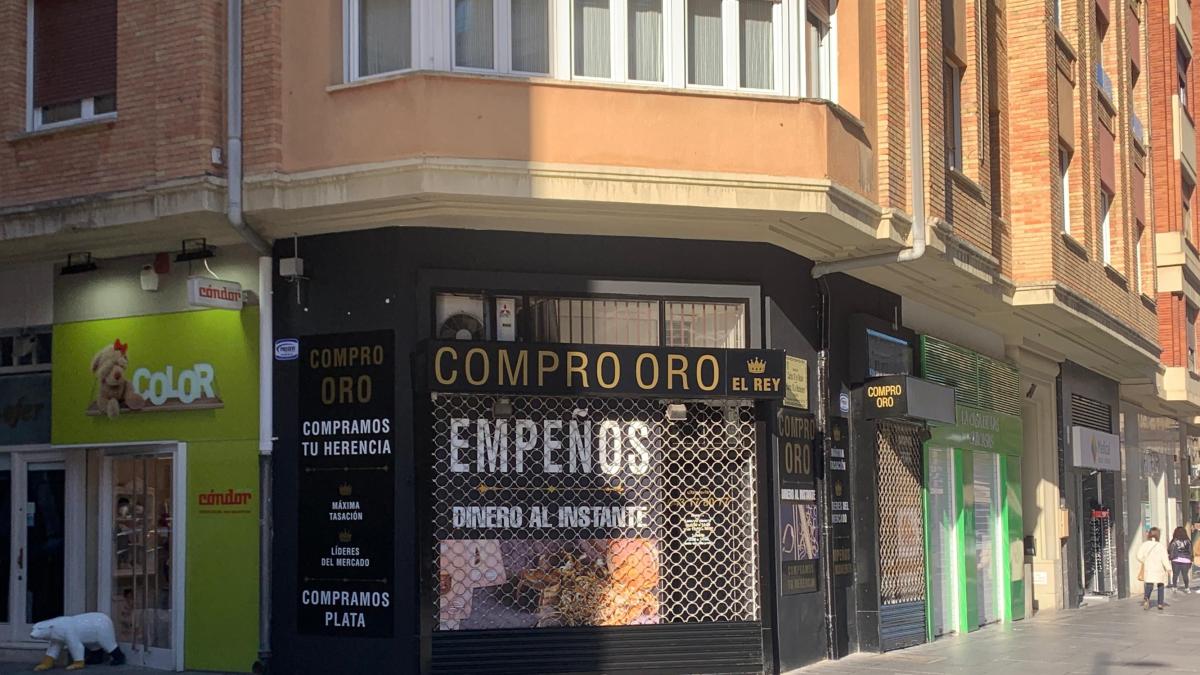 <![CDATA[De Casa Antonio a casa de empeño, el drástico giro de un chaflán de la avenida Carlos III]]>