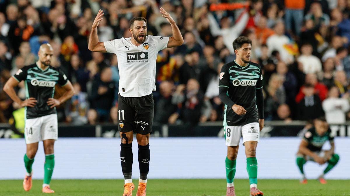 <![CDATA[Luis Rioja frustra la victoria del Betis y saca al Valencia del descenso]]>