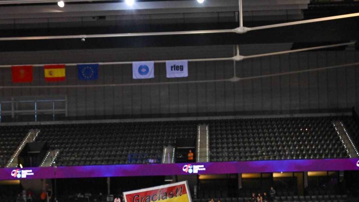 <![CDATA[China reina y lo celebra al corro de la patata en un bello adiós ante un Arena semivacío]]>