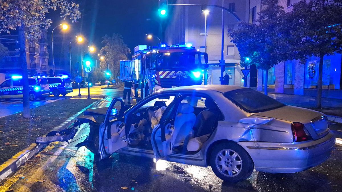 <![CDATA[Choca ebrio contra un árbol en la Rochapea, se marcha del lugar, se niega a hacerse las pruebas y acaba detenido]]>