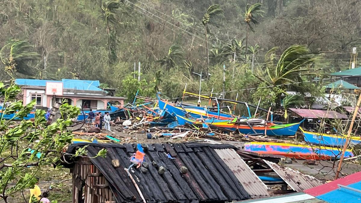 <![CDATA[Dos muertos y más de un millón de evacuados en Filipinas por el supertifón Fung-wong]]>