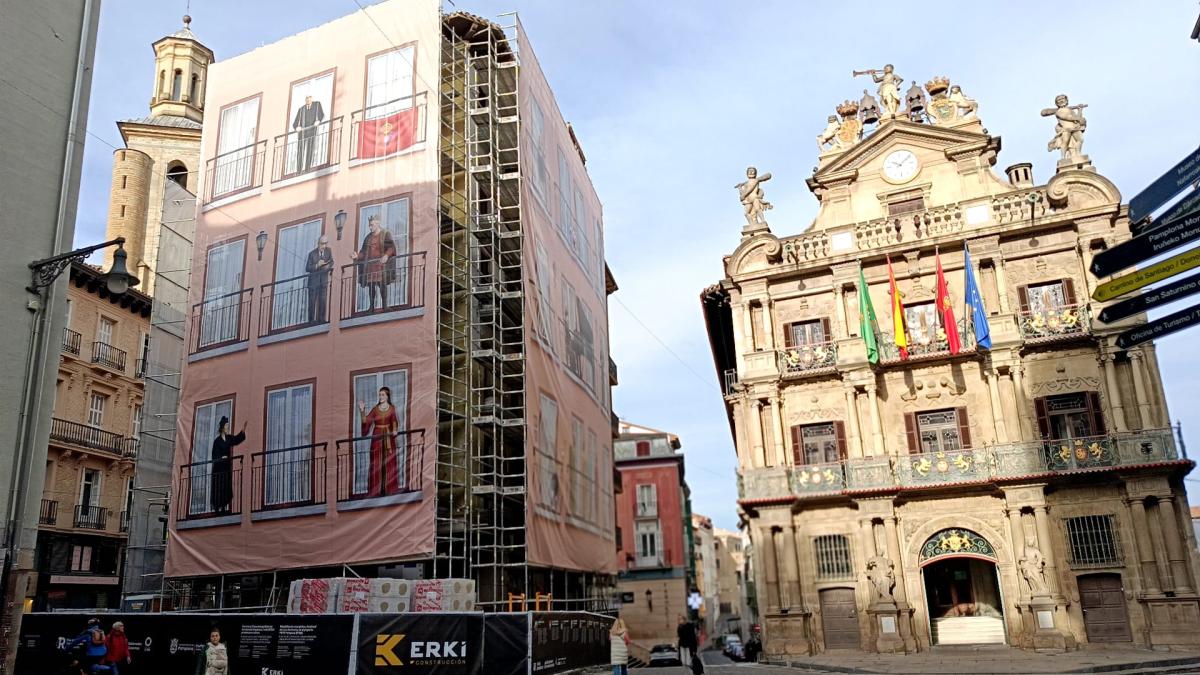 <![CDATA[Así queda la nueva fachada de Casa Seminario: estos son los personajes que vigilan la plaza]]>