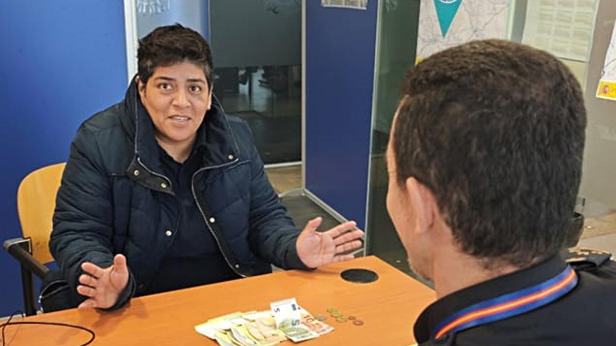 <![CDATA[La honradez tiene recompensa: 800 euros por una cartera perdida que entregó hace dos años en Pamplona]]>