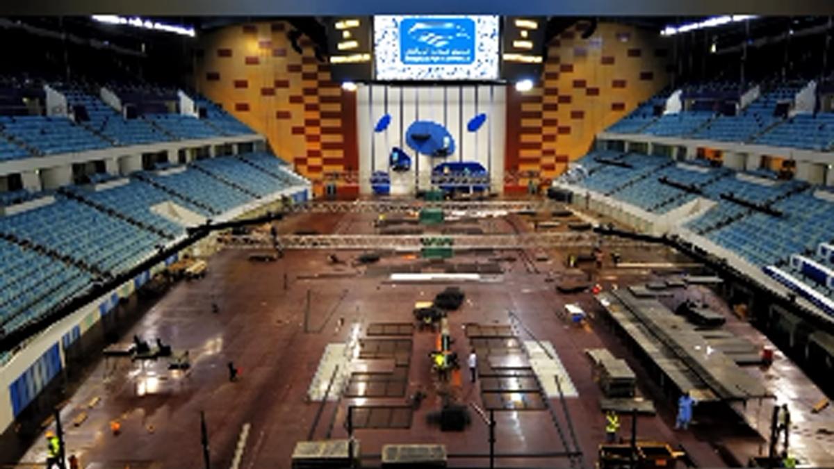 <![CDATA[Jugar al pádel en piscina, lo último en Arabia]]>