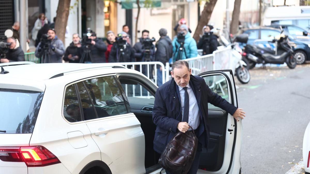 <![CDATA[El primer banquillo de Ábalos abre el calvario judicial del Gobierno]]>