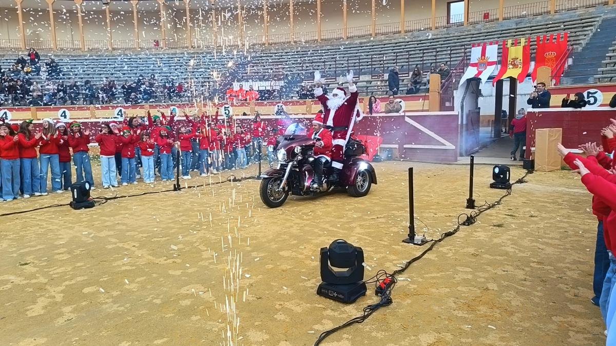 <![CDATA[Llegada de Papa Noel a la plaza de Toros de Tudela, desde donde saldrá escoltado por varios moteros para recorrer la localidad]]>