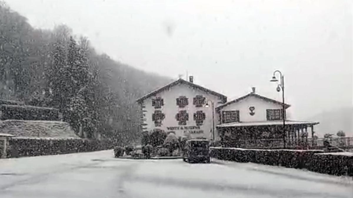 Vídeo de la nevada de este sábado en el puerto de Belate